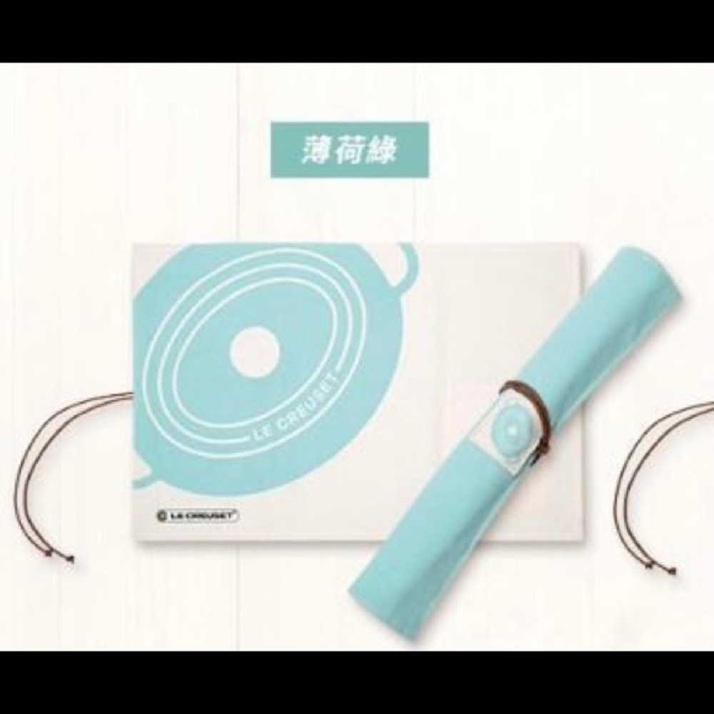 New Le Creuset Cool Mint Placemat or Utensil Storage Wrap Set of 2